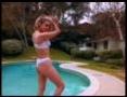 Gail Harris fait un strip NUE devant la piscine avant de se mouiller